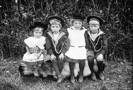 Rich Victorian Childrens Clothes102